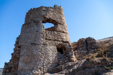 Ceneviz kalesi Chembalo 'nun kalıntıları ile Balaclava Koyu' nun manzaralı manzarası. Balaklava, Sivastopol, Kırım. İlham verici seyahat manzarası. Hava fotoğrafı.