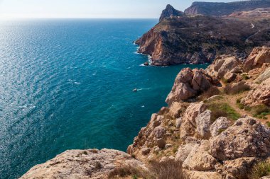 Ceneviz kalesi Chembalo 'nun kalıntıları ile Balaclava Koyu' nun manzaralı manzarası. Balaklava, Sivastopol, Kırım. İlham verici seyahat manzarası. Hava fotoğrafı.