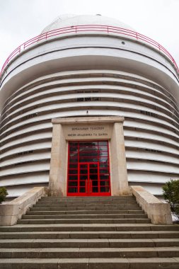 Aynalı teleskop Kırım 'daki yerleşim yeri Bilimsel, dağlardaki gözlemevi. Kırım, Ukrayna 16 Mart 2021