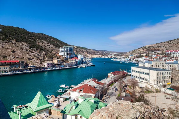 Ceneviz kalesi Chembalo 'nun kalıntıları ile Balaclava Koyu' nun manzaralı manzarası. Balaklava, Sivastopol, Kırım. İlham verici seyahat manzarası. Hava fotoğrafı. Sea Bay Balaklava 14 Mart 2021