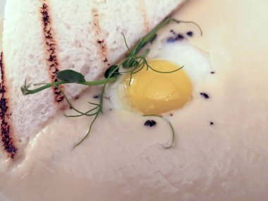 Restoranda servis edilen masa, vejetaryen yemeği, kereviz püresi çorbası, seçici odak, akıllı telefon fotoğrafı, gürültü.