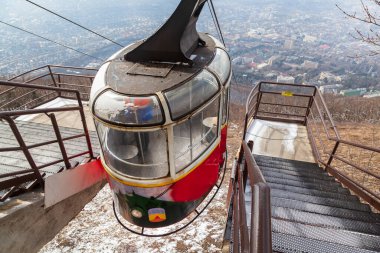 Mashuk Dağı 'nın tepesindeki gözlem güvertesine tırmanmak için kablo araçları. Pyatigorsk, Rusya, 7 Mart 2021