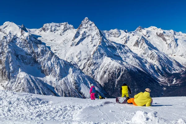 Kafkasya Dağları, Belalakaya, Sofrudzhu ve Sulakhat dağları ile kayak yamacının panoramik manzarası kış günü ufukta. Dombai Kayak Merkezi, Dombay, Rusya, 4 Mart 2021