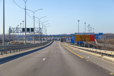 Ödeme noktasında sırada bekleyen arabalar federal otoyol M4 