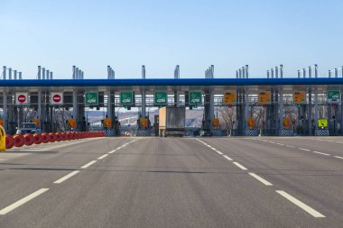 Ödeme noktasında sırada bekleyen arabalar federal otoyol M4 