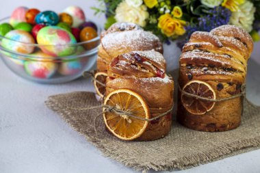 Paskalya pastası Kraffin (Cruffin), fındıklı ve şekerli meyveli pudra şekerli, Paskalya pastasının 2021 modası. 