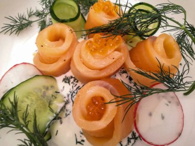 Soğuk mezeler, kırmızı havyarlı somon filetosu, Gravlax somonu, seçici odak noktası.