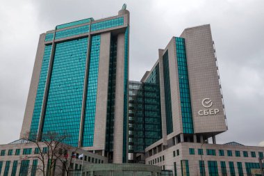 Ofiste SBER logosu var. Sberbank 'ın yeni tasarımı, Sberbank' ın Moskova 'daki merkezi. Moskova, Rusya, 1 Nisan 2021