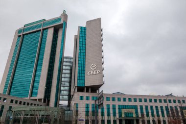 Ofiste SBER logosu var. Sberbank 'ın yeni tasarımı, Sberbank' ın Moskova 'daki merkezi. Moskova, Rusya, 1 Nisan 2021