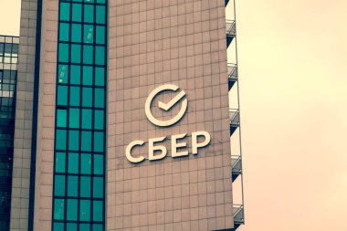 Ofiste SBER logosu var. Sberbank 'ın yeni tasarımı, Sberbank' ın Moskova 'daki merkezi. Moskova, Rusya, 1 Nisan 2021