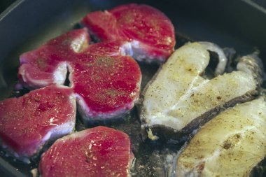 Akşam yemeği, tavada kızarmış ton balığı filetosu, tavada ızgara ton balığı, üst manzara.