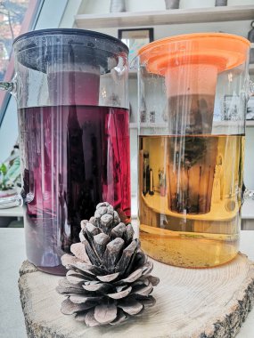 Büyük bardakta termos, amber çayı ve bitki çayı.