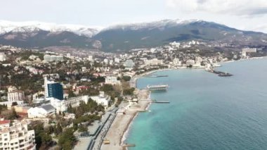 Güneşli bir günde Yalta seti üzerinde uçmak.