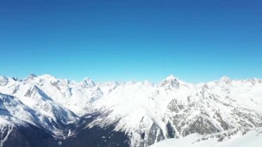 360 yuvarlak manzara, karlı dağlar, Kafkasya Dağları, Belalakaya, Sofrudzhu ve Sulakhat dağları ile kayak yamacının panoramik manzarası kış günü ufukta. Dombai Kayak Merkezi.