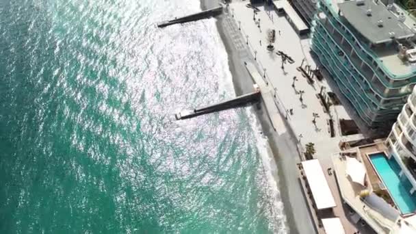 在一个阳光灿烂的日子飞越雅尔塔堤岸 — 图库视频影像