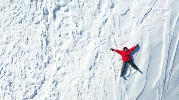 Het Meisje Een Sneeuw Engel Shows Video Luchtfoto Uitzicht — Stockvideo