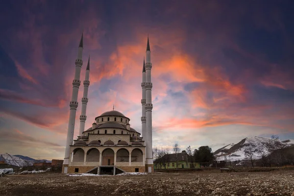 Gün Batımında Dağlarda Yeni Bir Cami Inşa Edilecek — Stok fotoğraf