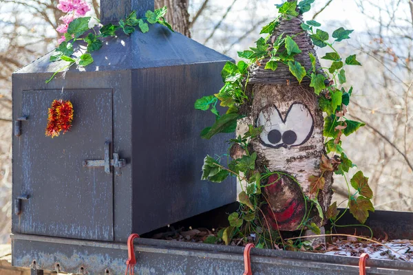 Straßengrill Mit Birkenstamm Mit Cartoon Augen — Stockfoto