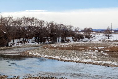 Dağ nehri, bahar seli. Bir dağ deresinden akan su