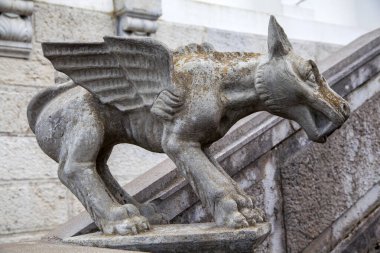 Kanatlı eski bir köpek heykeli, Griffon