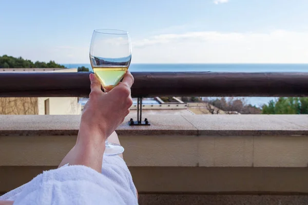 Vacanza Mare Una Ragazza Sul Balcone Con Bicchiere Vino Guarda — Foto Stock