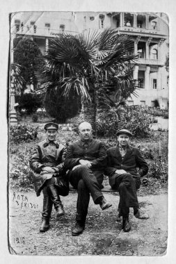 19. yüzyılın başlarına ait klasik aile fotoğrafları, asil bir Rus ailesinin eski fotoğrafları, Yalta 'da üç yoldaş.