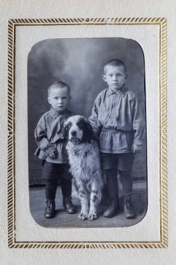 19. yüzyılın başlarında çekilmiş aile fotoğrafları, soylu bir Rus ailesinin eski fotoğrafları, büyümüş köpekli bir çocuğun iki kardeşi.