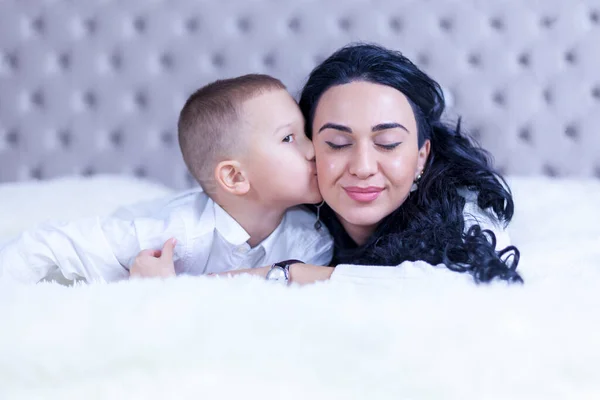 Μέρα Μητέρας Μαμά Και Γιος Ξαπλώνουν Στο Κρεβάτι Γιος Φιλάει — Φωτογραφία Αρχείου