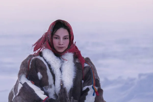 Jovem Nas Roupas Nacionais Inverno Dos Habitantes Norte Tundra Círculo — Fotografia de Stock