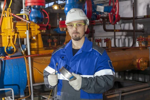 Meccanico Riparatore Stringe Bulloni Una Connessione Flangiata Armatura Conduttura Gas — Foto Stock