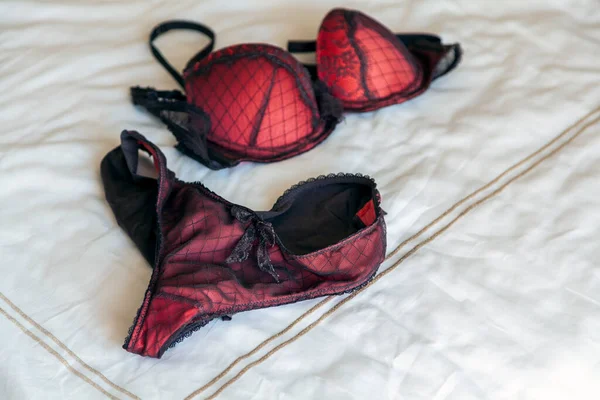 Belle Lingerie Est Dispersée Sur Lit Culotte Rouge Dentelle Pour — Photo