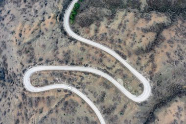 Kırım Yarımadası kıyıları, kayalık dağlar, Novy Svet deniz tatil köyünün hava manzarası, dağ yılanı.