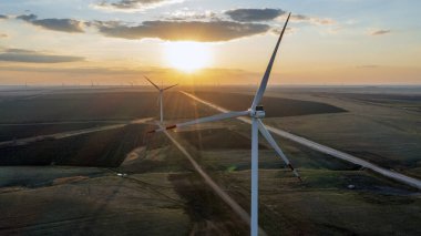Enerji. Gün batımında rüzgar türbinleri, hava manzarası.