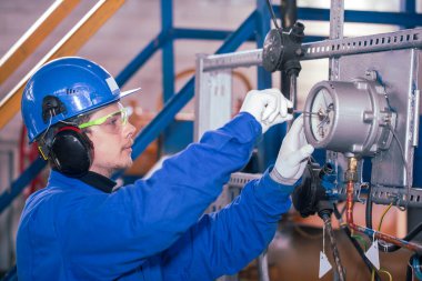 Tamirci - tamirci gaz sayacı, çilingir tamir aleti, kişisel koruyucu ekipman işçisi, yakın çekim portresi, güvenlik önlemi kurar.