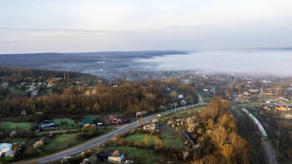 Bergdorp Vroege Ochtend Mist Uitzicht Vanuit Lucht — Stockfoto