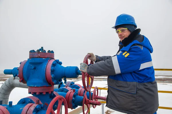 Petróleo Industria Del Gas Mecánico Reparador Operador Producción Gas Abre — Foto de Stock