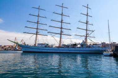 Sivastopol limanına bakın. Gemiler limanlara demirlemiş durumda. Fırkateyn, Sivastopol, 15 Mart 2021.