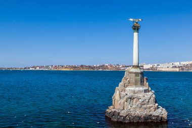 Sivastopol Körfezi 'ndeki Batık Gemiler Anıtı. Kırım Savaşı 'nda Sivastopol' un ilk savunmasının 50. yıldönümü onuruna 15 Mart 2021 'de inşa edilmiştir..