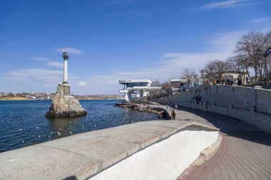 Sivastopol Körfezi 'ndeki Batık Gemiler Anıtı. Kırım Savaşı 'nda Sivastopol' un ilk savunmasının 50. yıldönümü onuruna 15 Mart 2021 'de inşa edilmiştir..