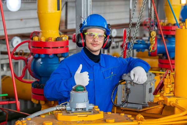 Mechanik Opravář Utahuje Šrouby Přírubovém Připojení Armatury Potrubí Výrobní Plyn — Stock fotografie