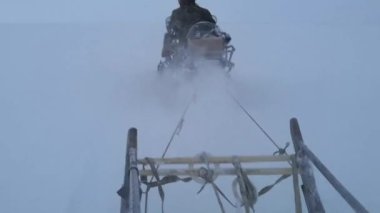 Ulusal Nenetler karlı tundralarda, Yamal 'da, aşırı kuzeyde, Rusya' da, video HD 'sinde kar motosikletine biniyor.