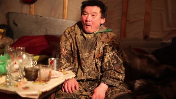 Nenets Vestido Nacional Bebendo Chá Yurt Extremo Norte Yamal Extremo — Vídeo de Stock