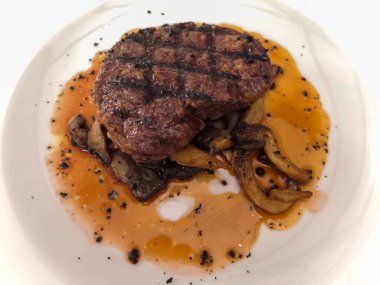 Restoran yemeği, sığır filetosu ve tavada kızartılmış istiridye mantarı.