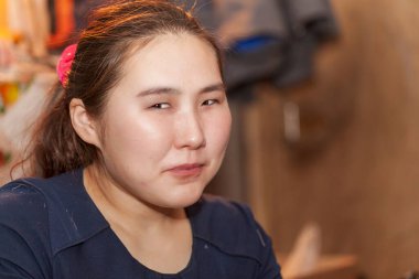 Kadın portresi, yüz yüze, Tundra 'da yaşayan Nenets kızı, kutup dairesi