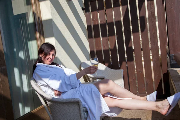 Rest Resort Girl Home White Robe Balcony Glass Wine — 스톡 사진