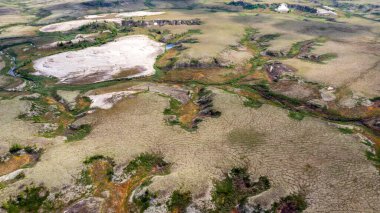 Orman-tundra manzarası ve kumlu nehir kıyısı, kuadrokopterden fotoğraf, kuş bakışı manzara. Kuzey Kutup Dairesi, tunda