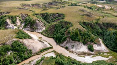 Orman-tundra manzarası ve kumlu nehir kıyısı, kuadrokopterden fotoğraf, kuş bakışı manzara. Kuzey Kutup Dairesi, tunda