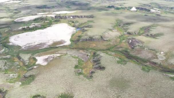 秋には森の風景ツンドラと砂の川の銀行 鳥の目のビュー ヘリコプターからのツンドラの美しい風景 ビデオ4K — ストック動画