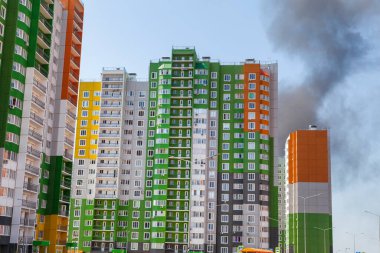 Modern bir evde yangın, yeni binalar yanıyor, konut binalarında yangın güvenliği ihlali. Rusya, Rostov-on-Don, 1 Ağustos 2021.