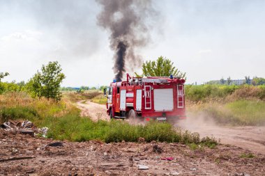 Bir inşaat sahasında yangın, bir itfaiye kamyonu yangın yerine gidiyor, Rusya, Rostov-on-Don, 1 Ağustos 2021.